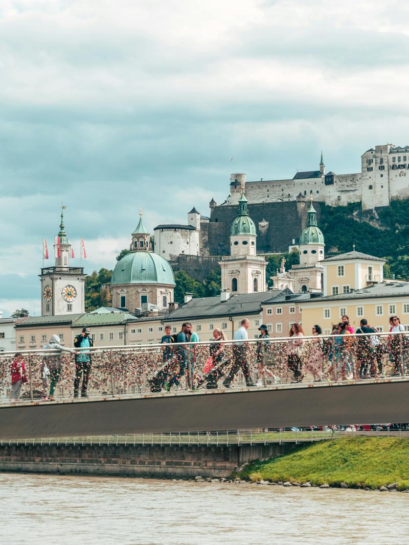 Das Bild zeigt die Altstadt von Salzburg, Österreich. 